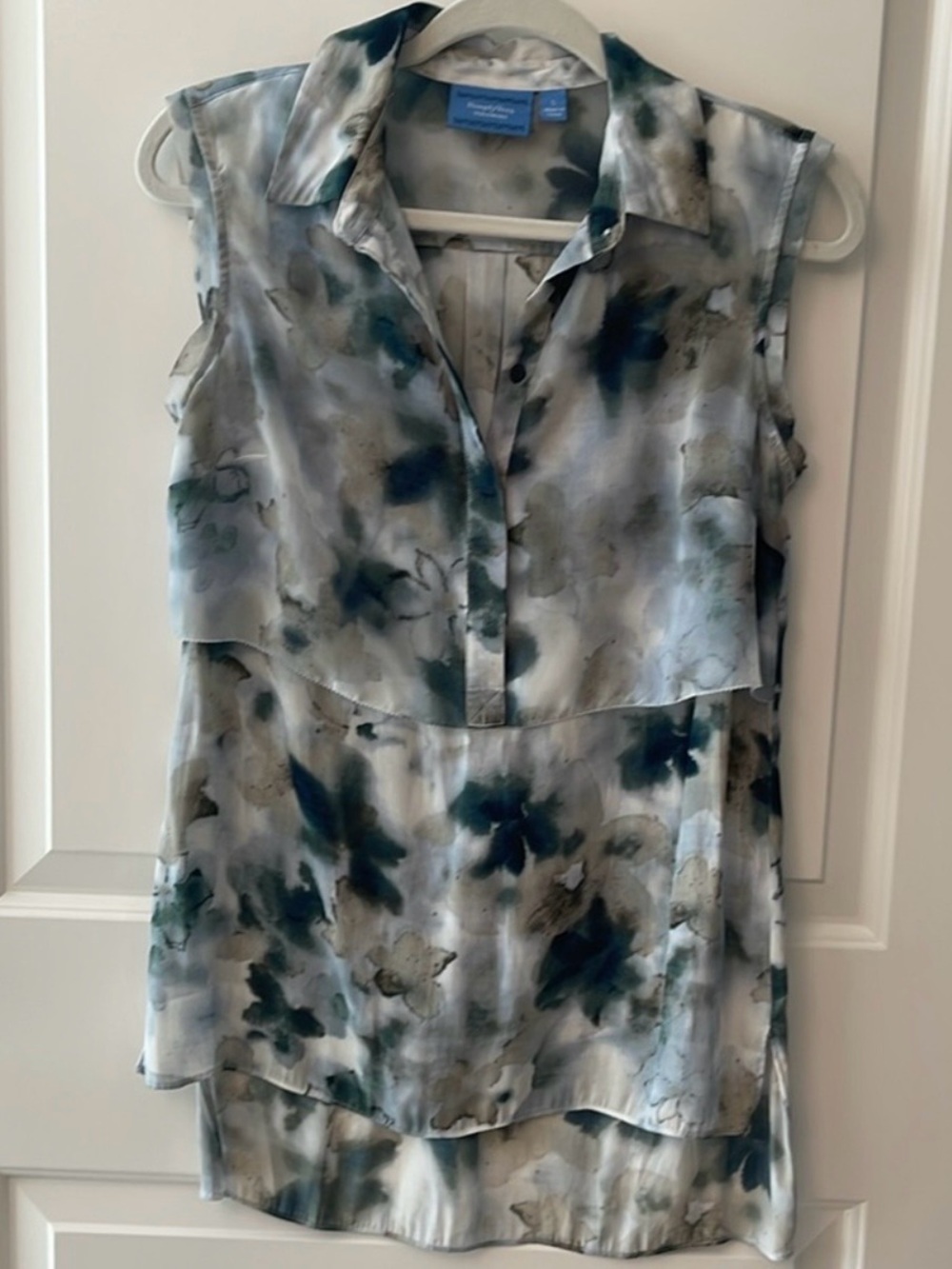 Simply Vera Vera Wang Blue and Gray Patterned Blouse/ collar, hidden buttons